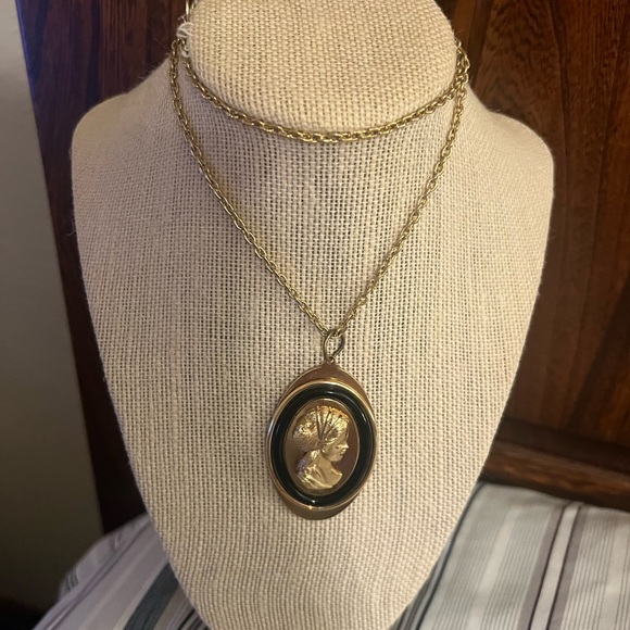 Avon Vintage Cameo Silhouette Necklace, gold tone, good condition - Picture 1 of 7
